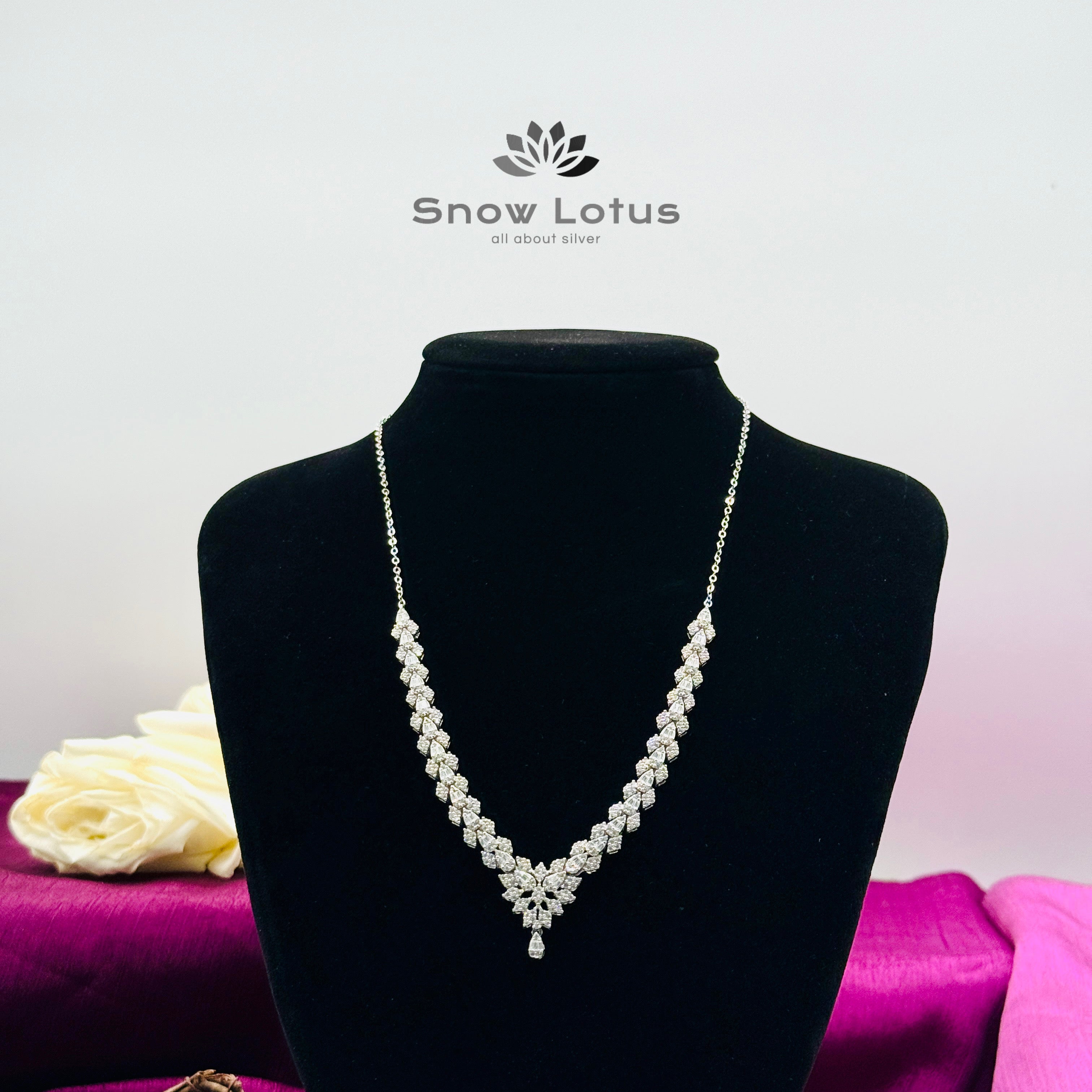Sparkling White Neckpiece With Earrings