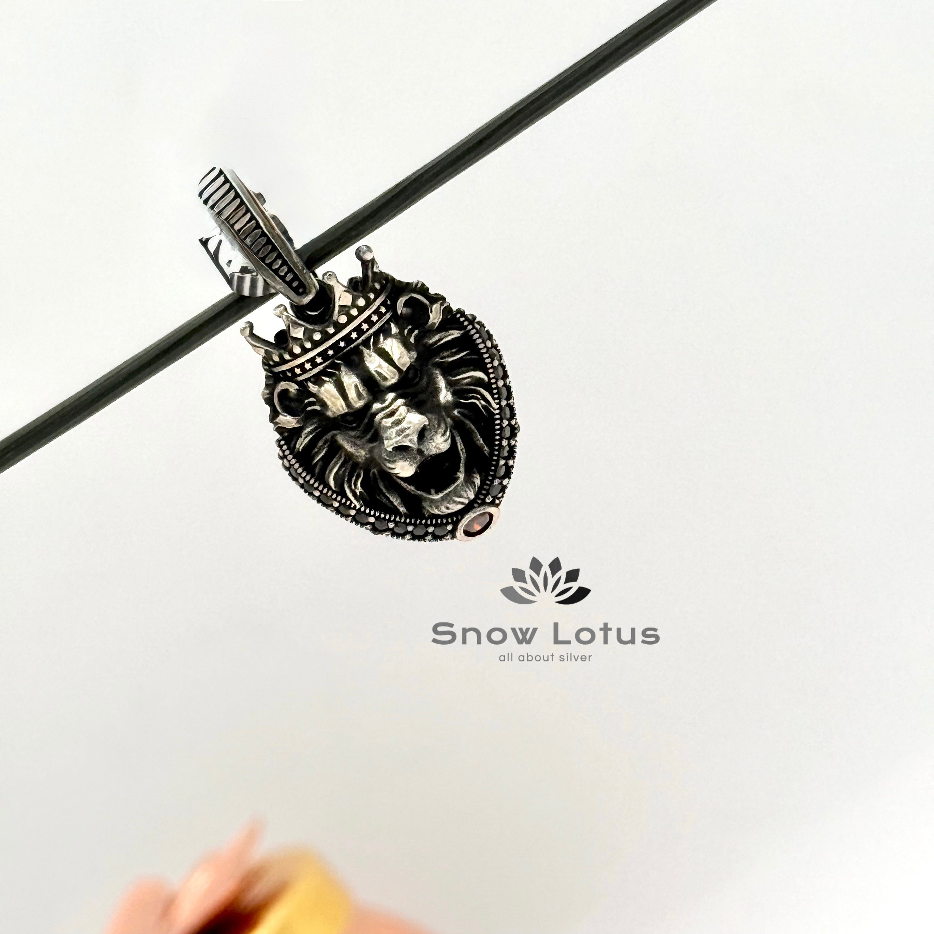 Crowned lion pendant