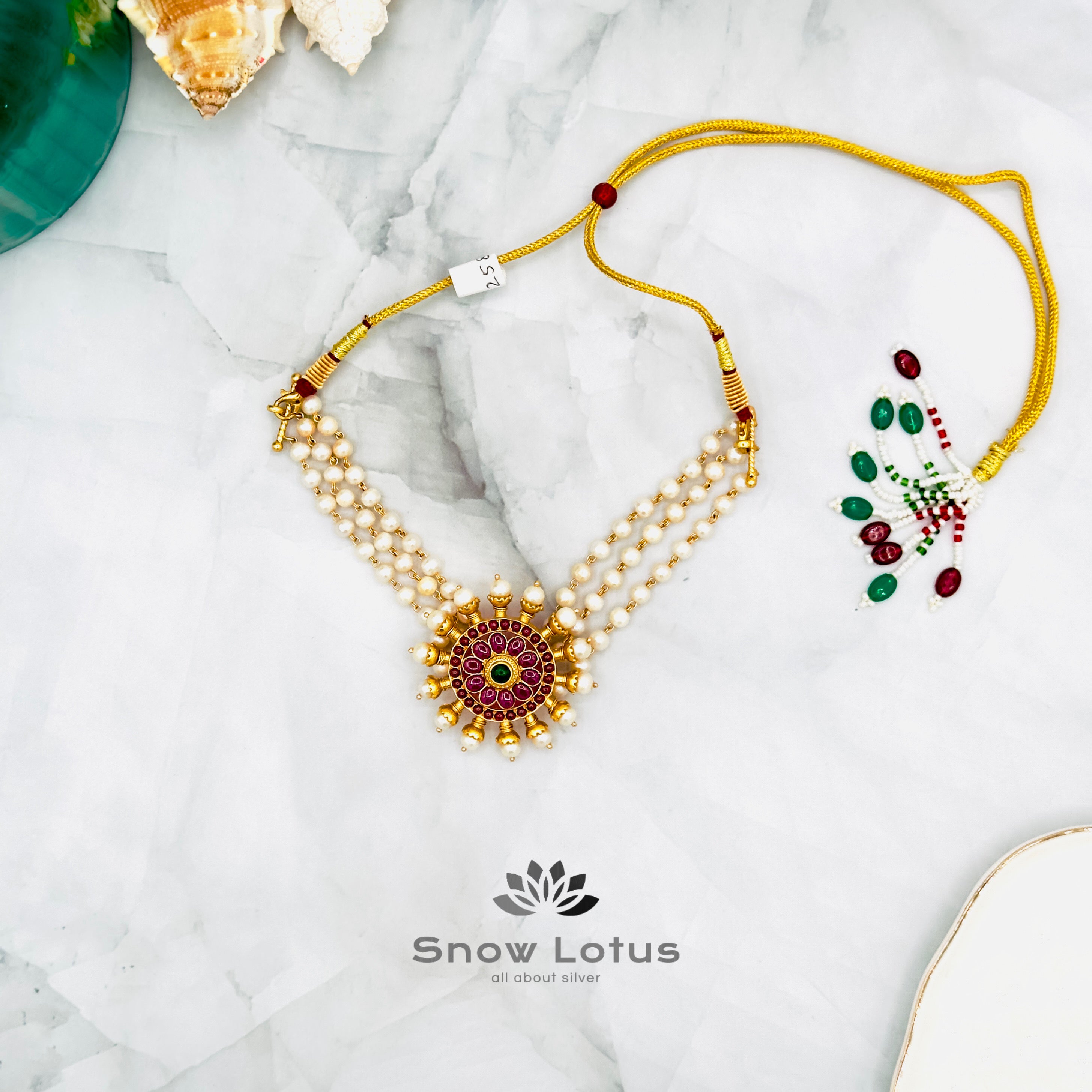 Steering pearl choker