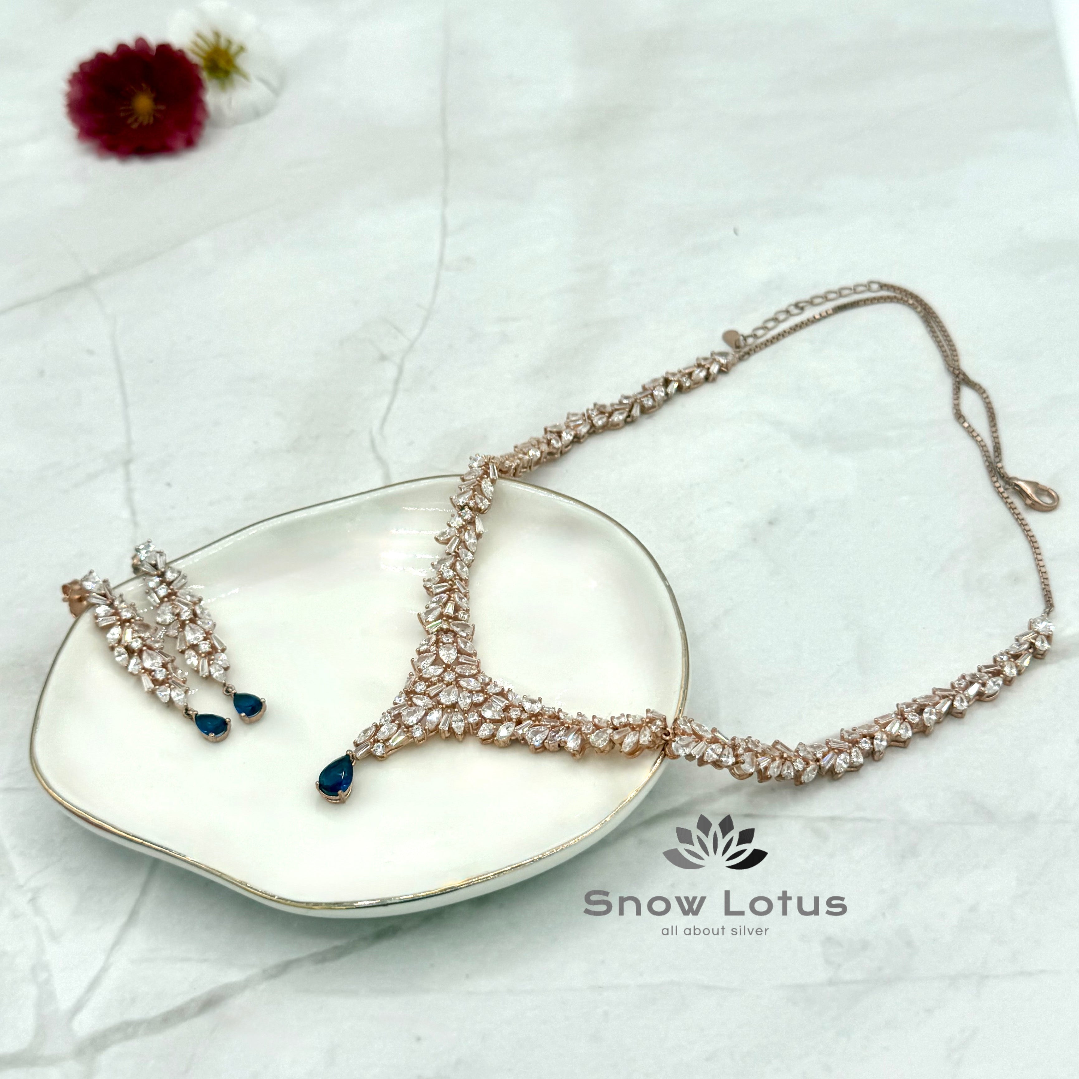 Blue sapphite Shimmering Rosegold Short Neckpiece