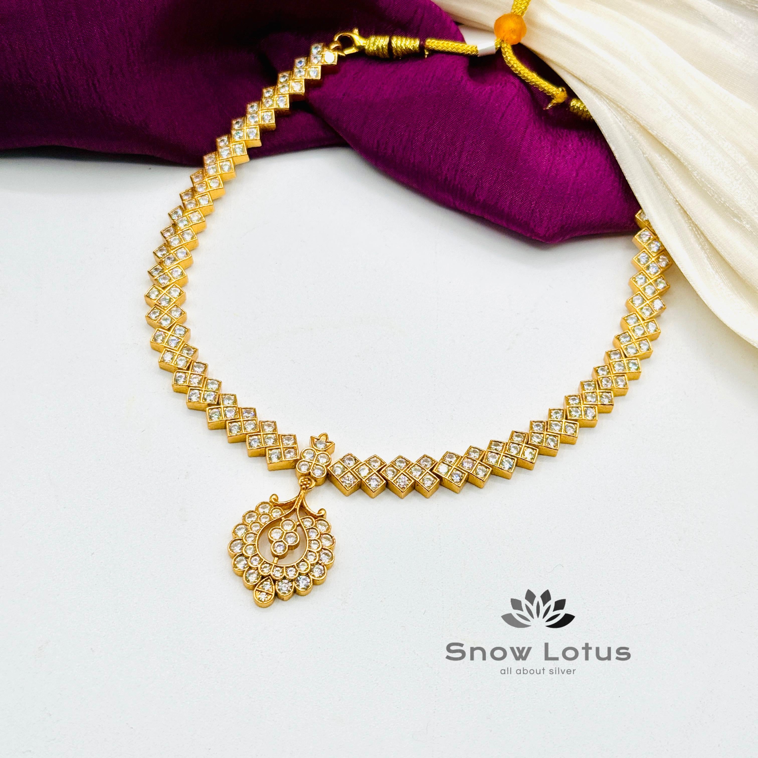 Sparkling White Neckpiece With Earrings