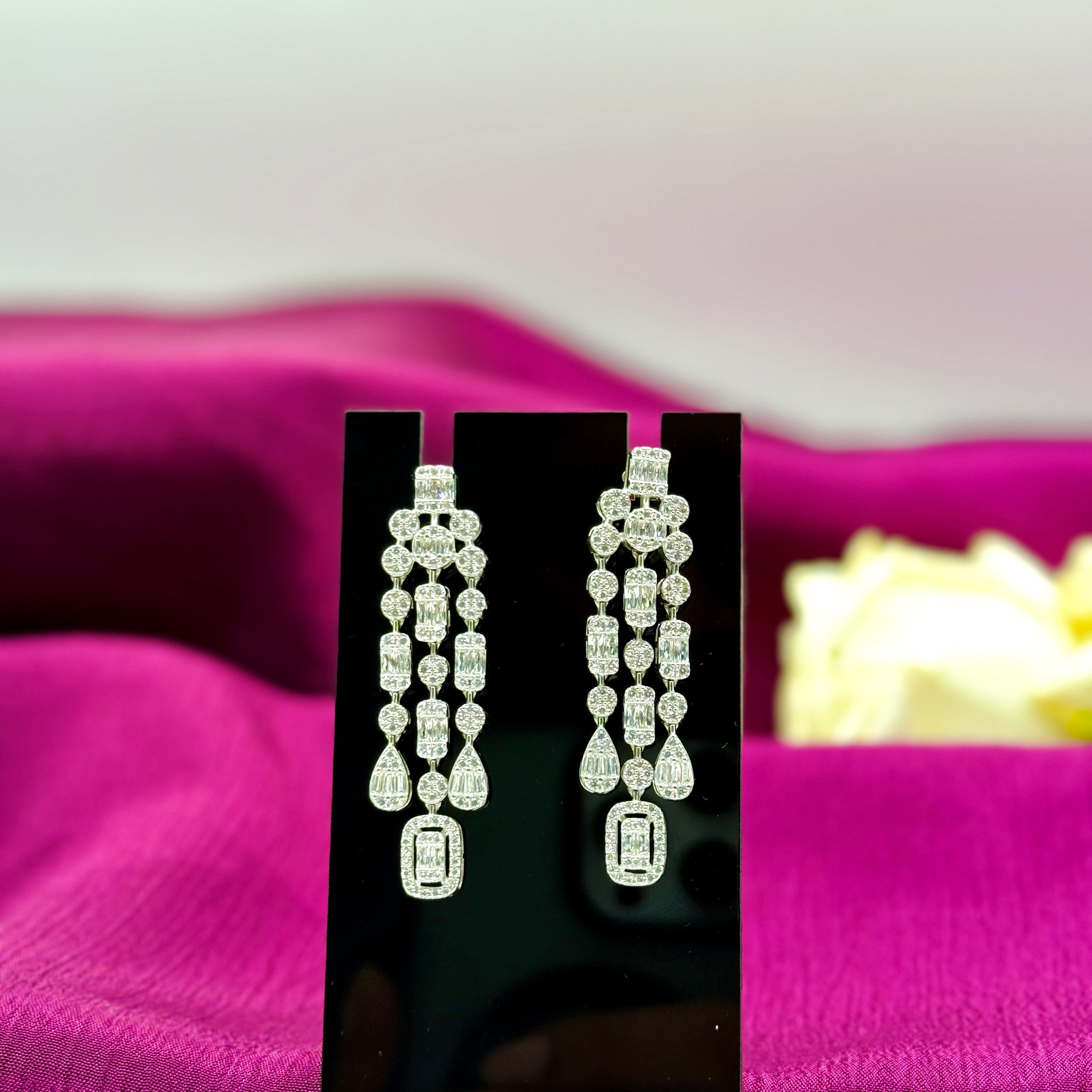 Sparkling White Neckpiece With Earrings