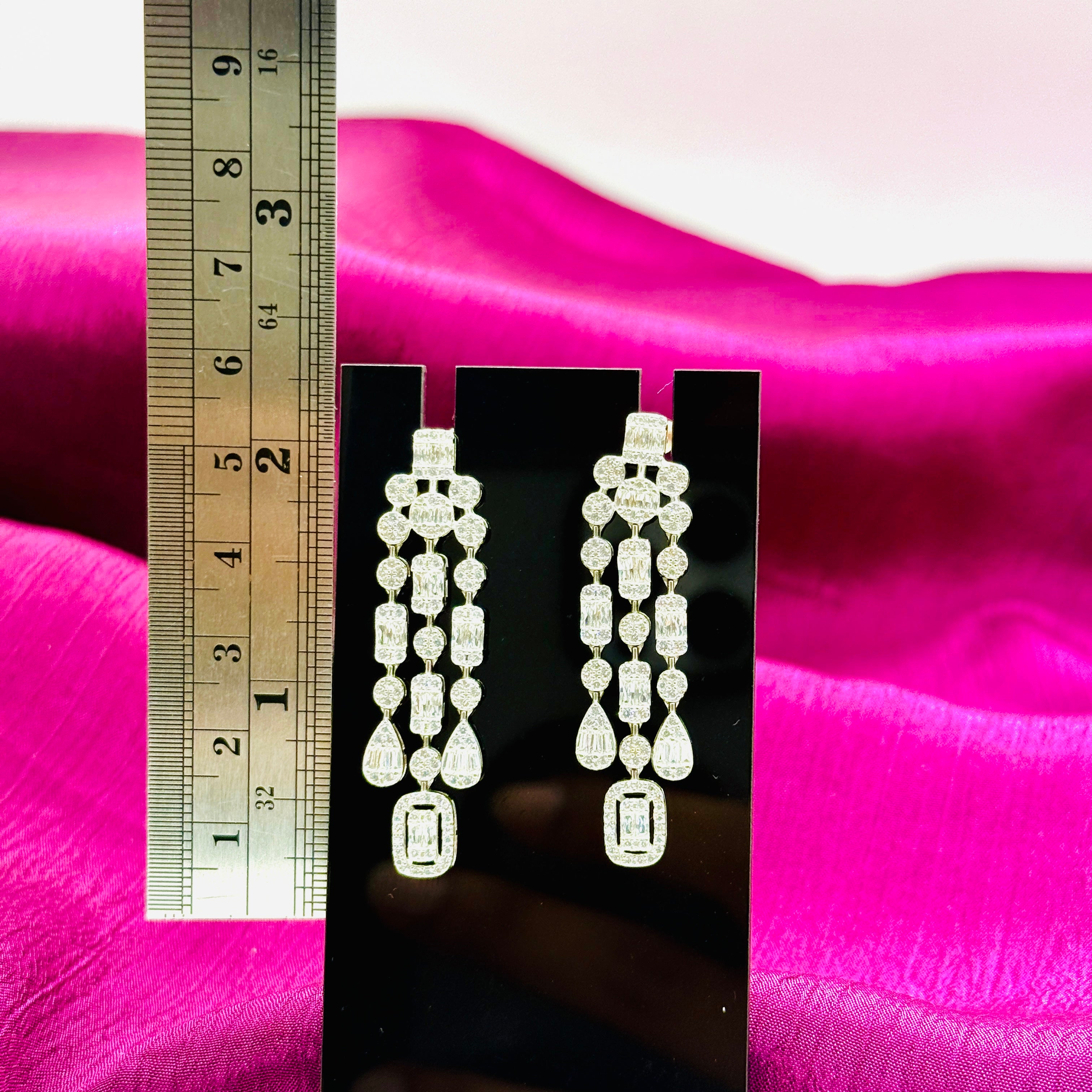 Sparkling White Neckpiece With Earrings