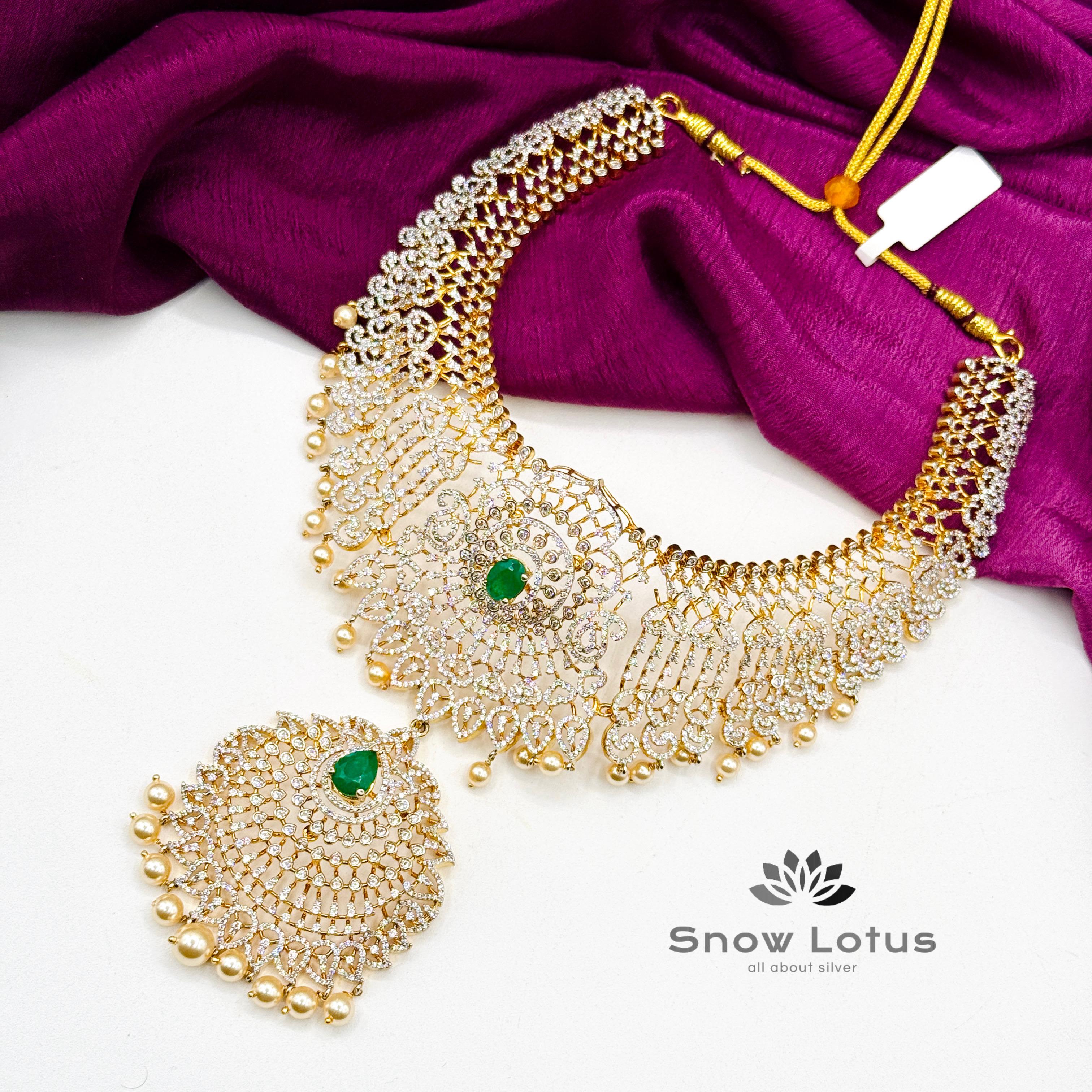 Greeny Shimmering Short Neckpiece