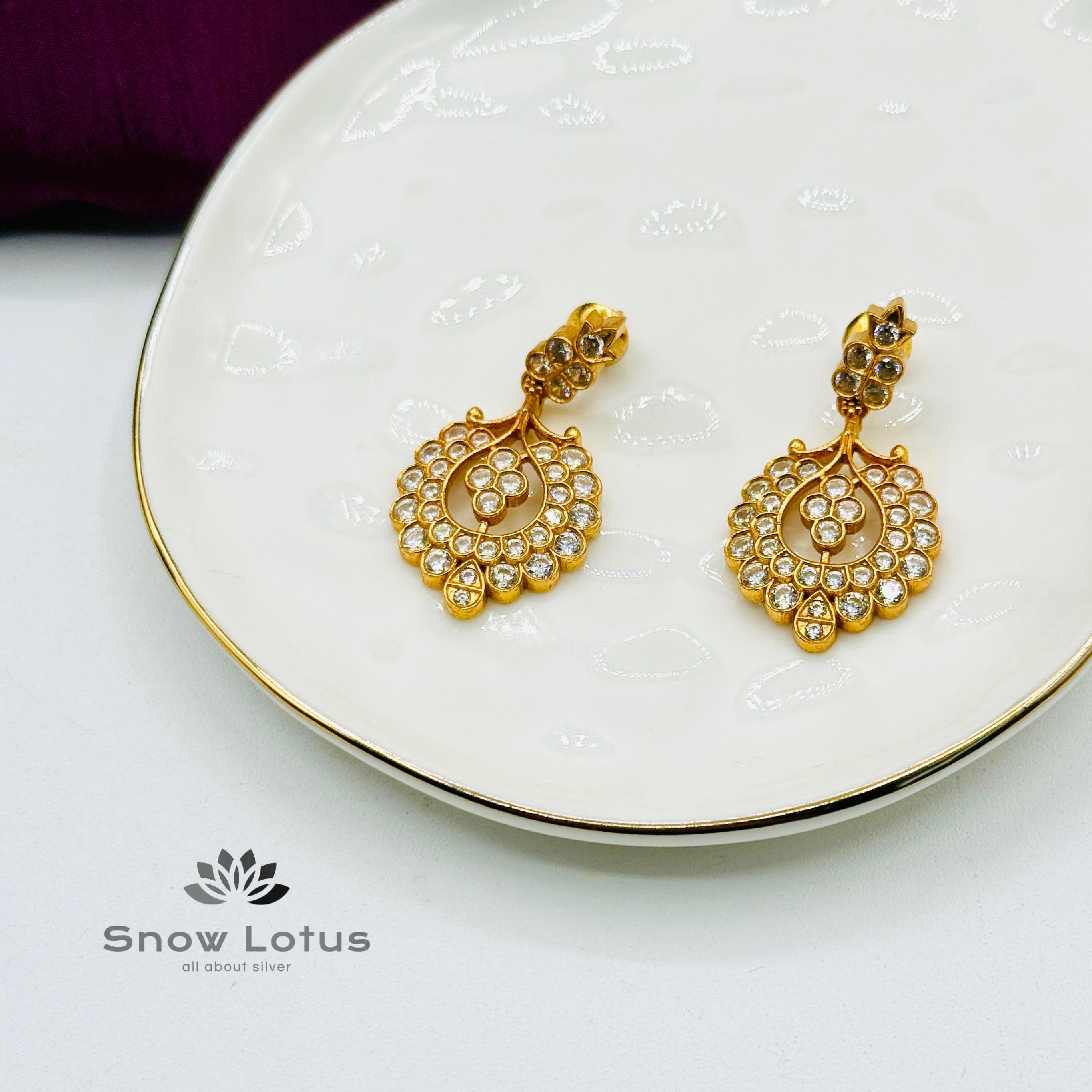 Sparkling White Neckpiece With Earrings