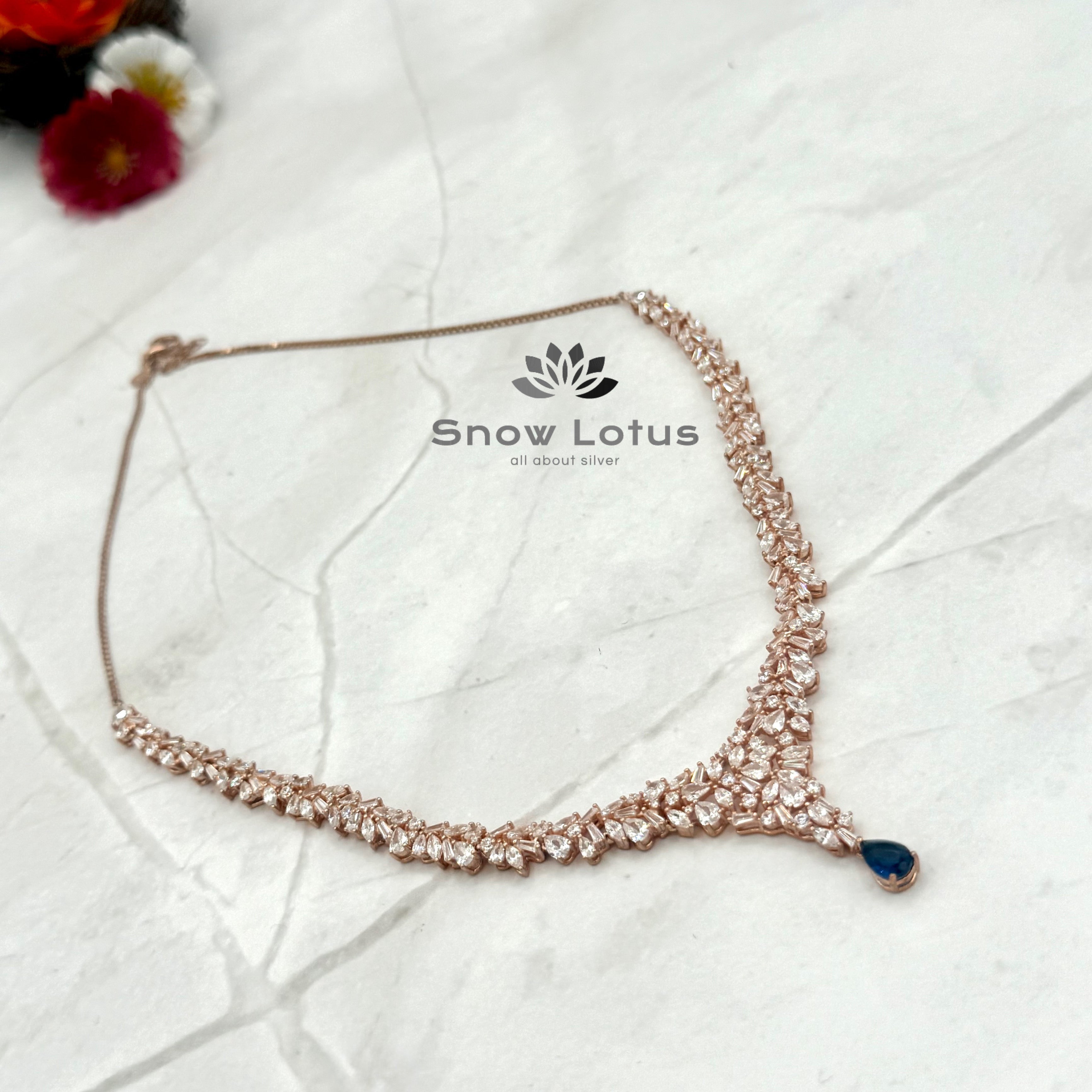 Blue sapphite Shimmering Rosegold Short Neckpiece