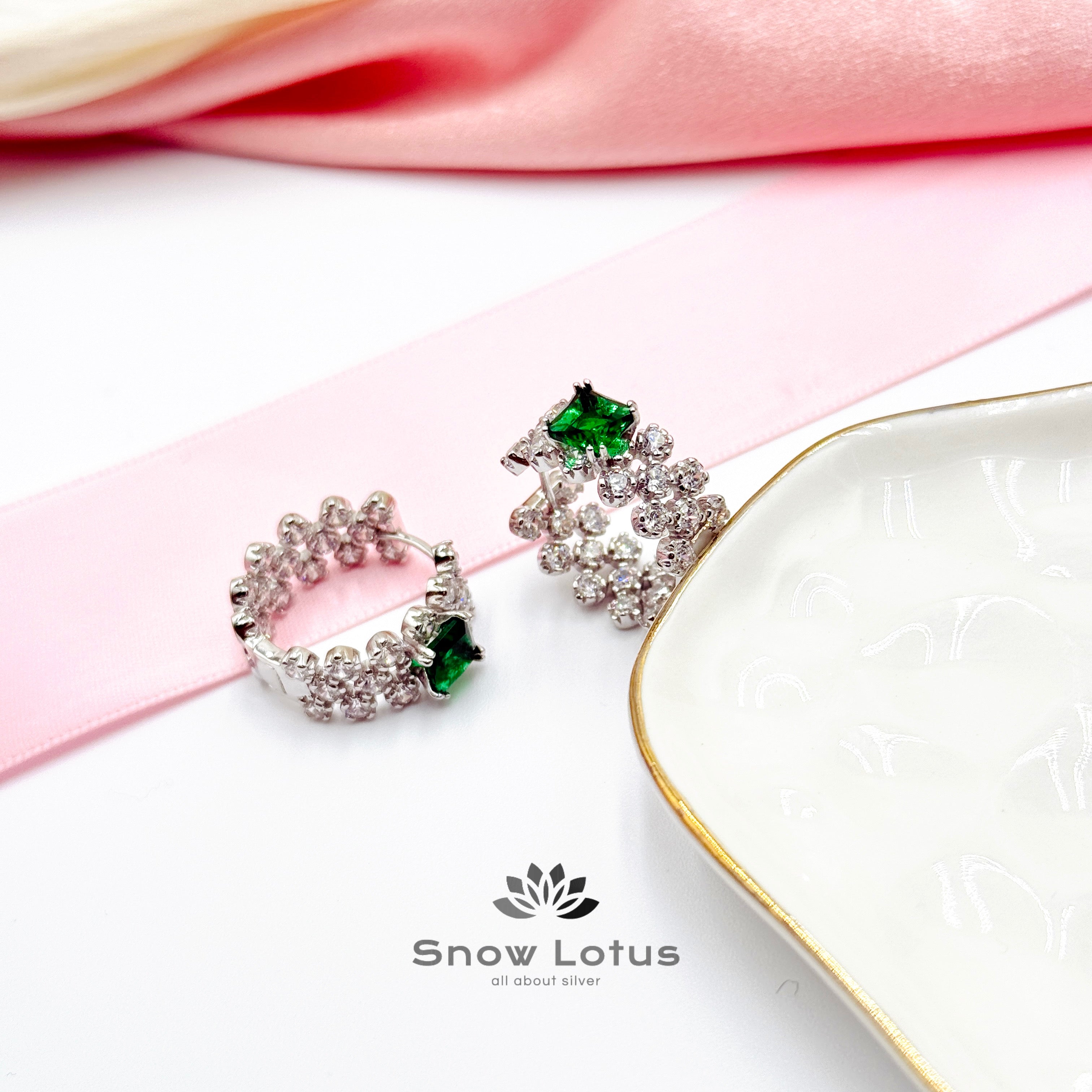 Graceful Emerald Green Bali Earrings
