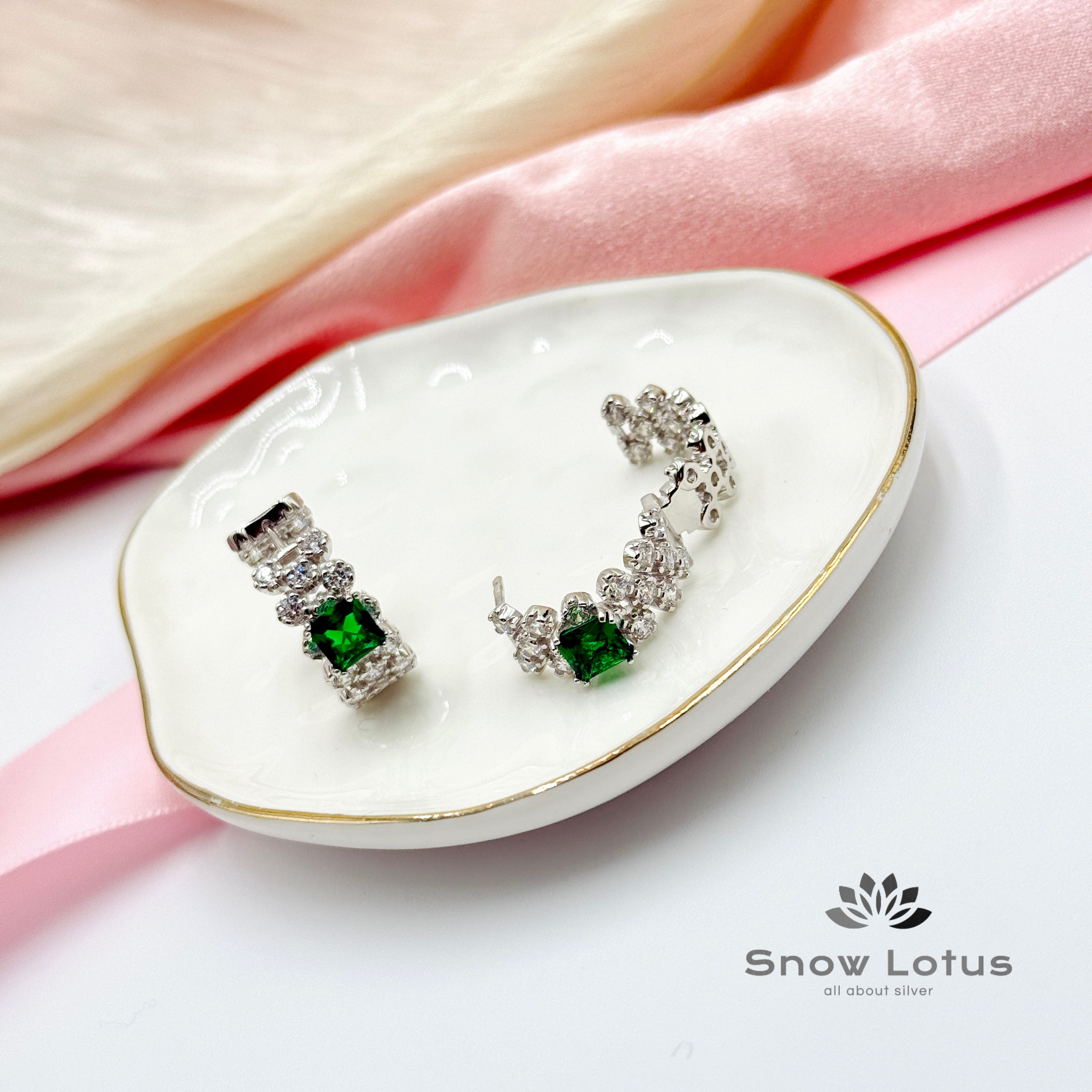 Graceful Emerald Green Bali Earrings