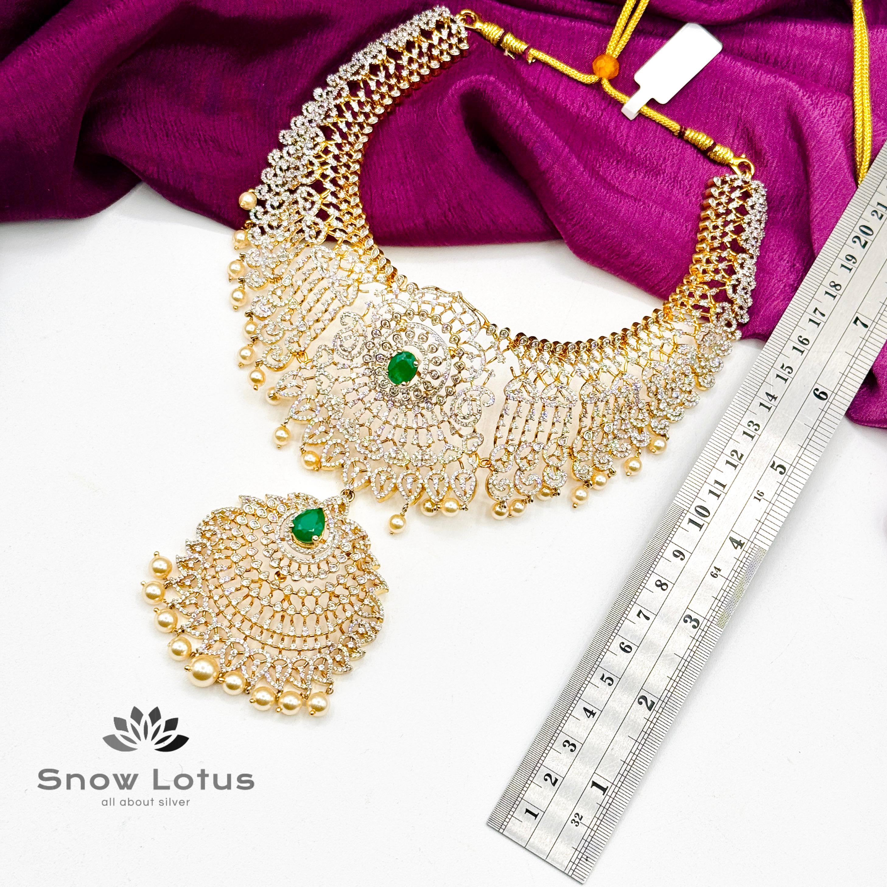 Greeny Shimmering Short Neckpiece