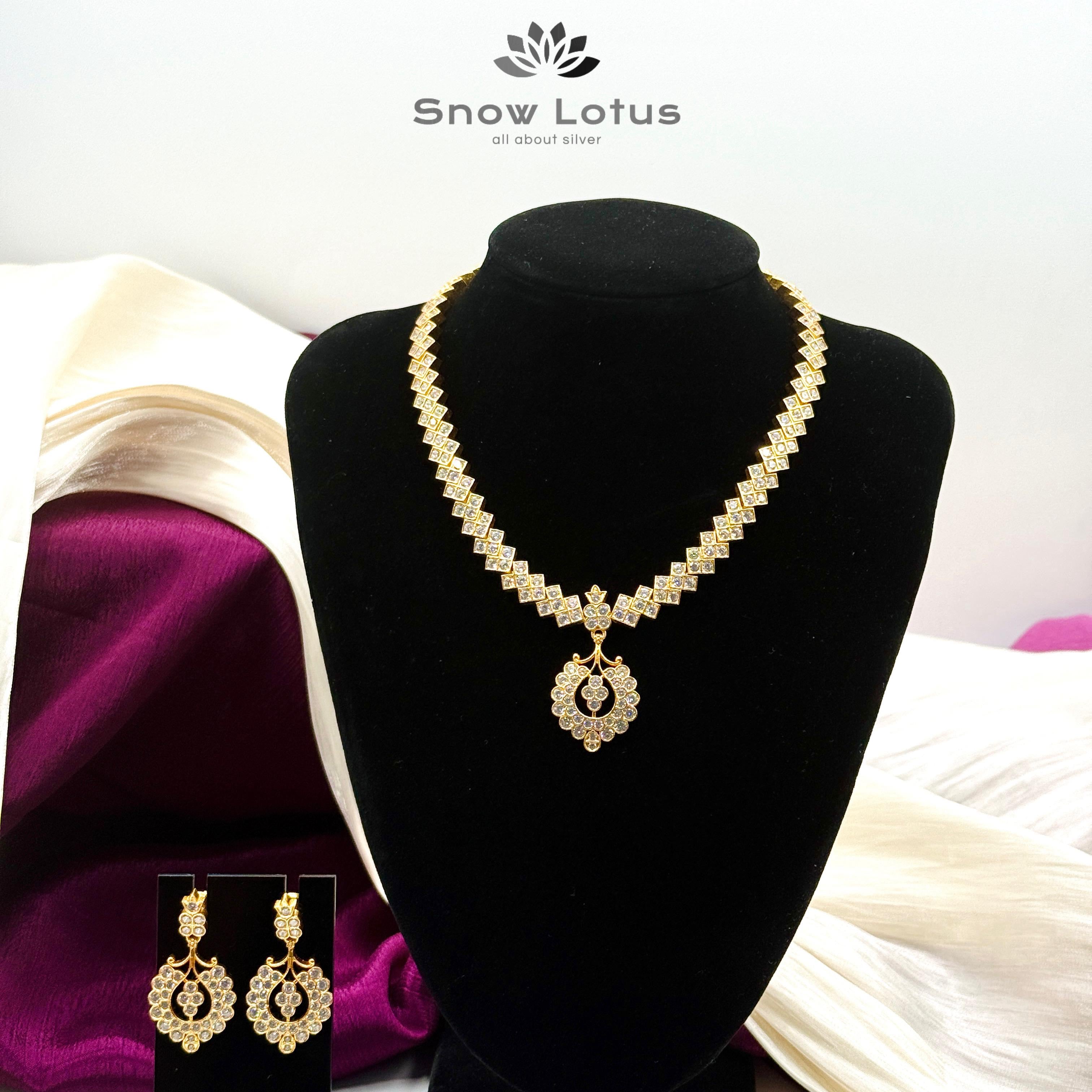 Sparkling White Neckpiece With Earrings