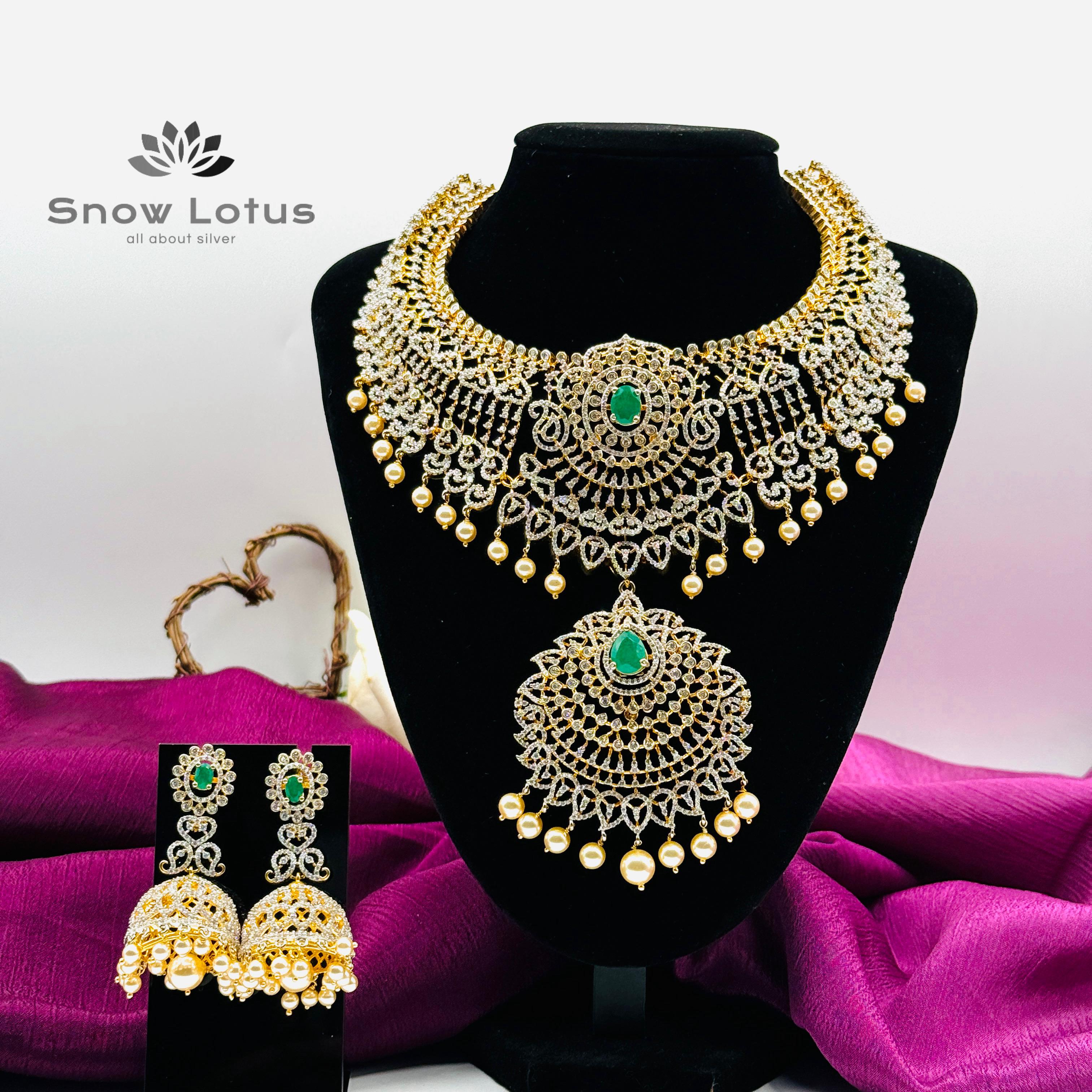 Greeny Shimmering Short Neckpiece