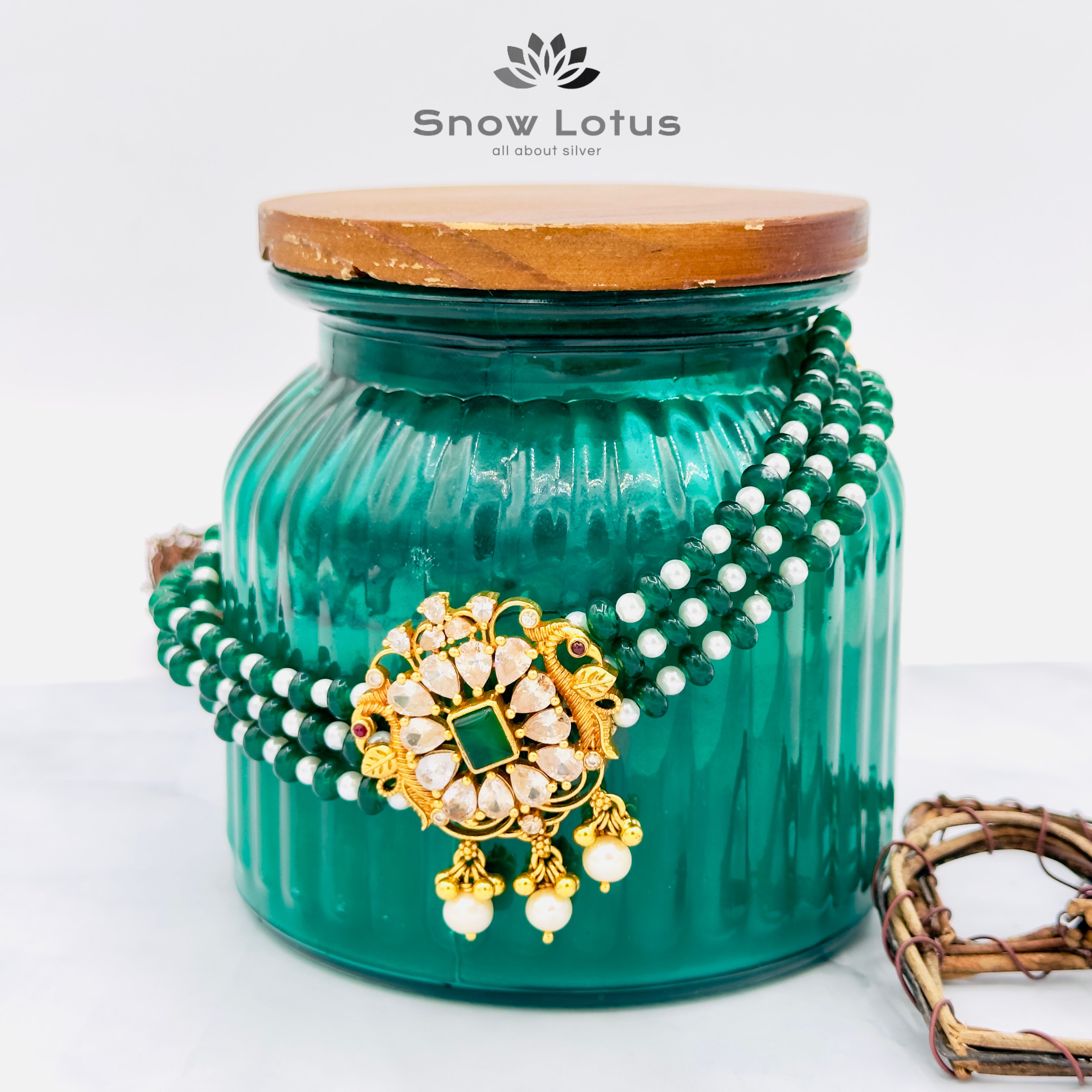 Green high fashion choker