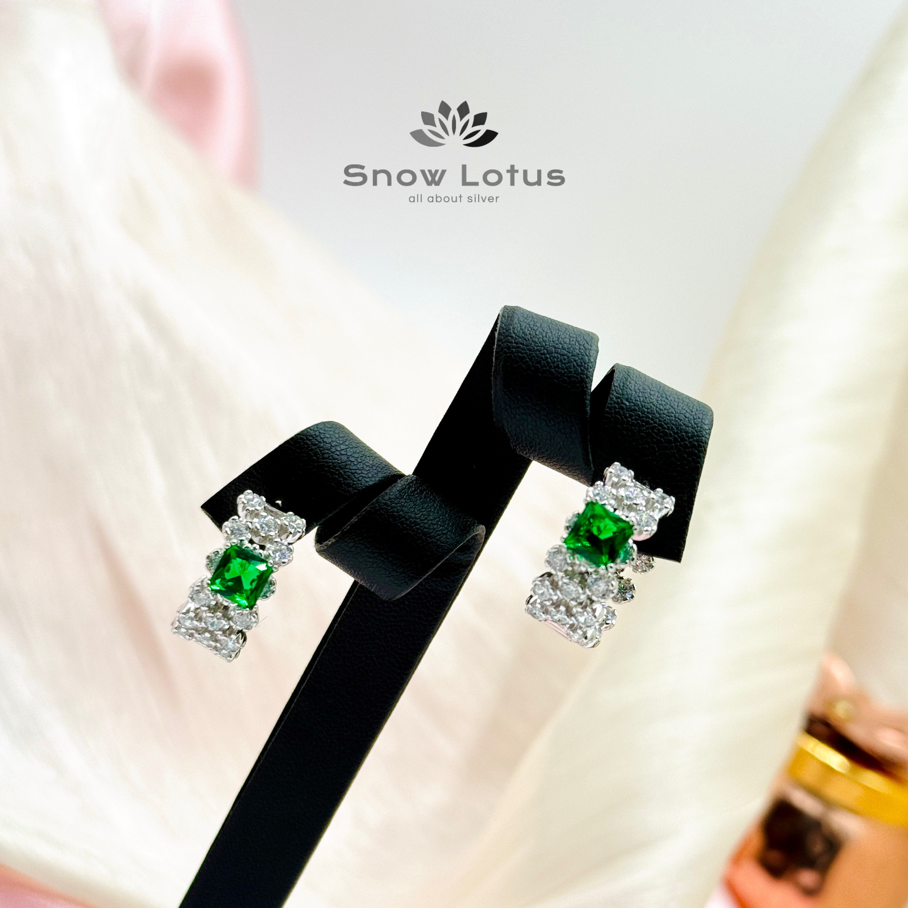 Graceful Emerald Green Bali Earrings