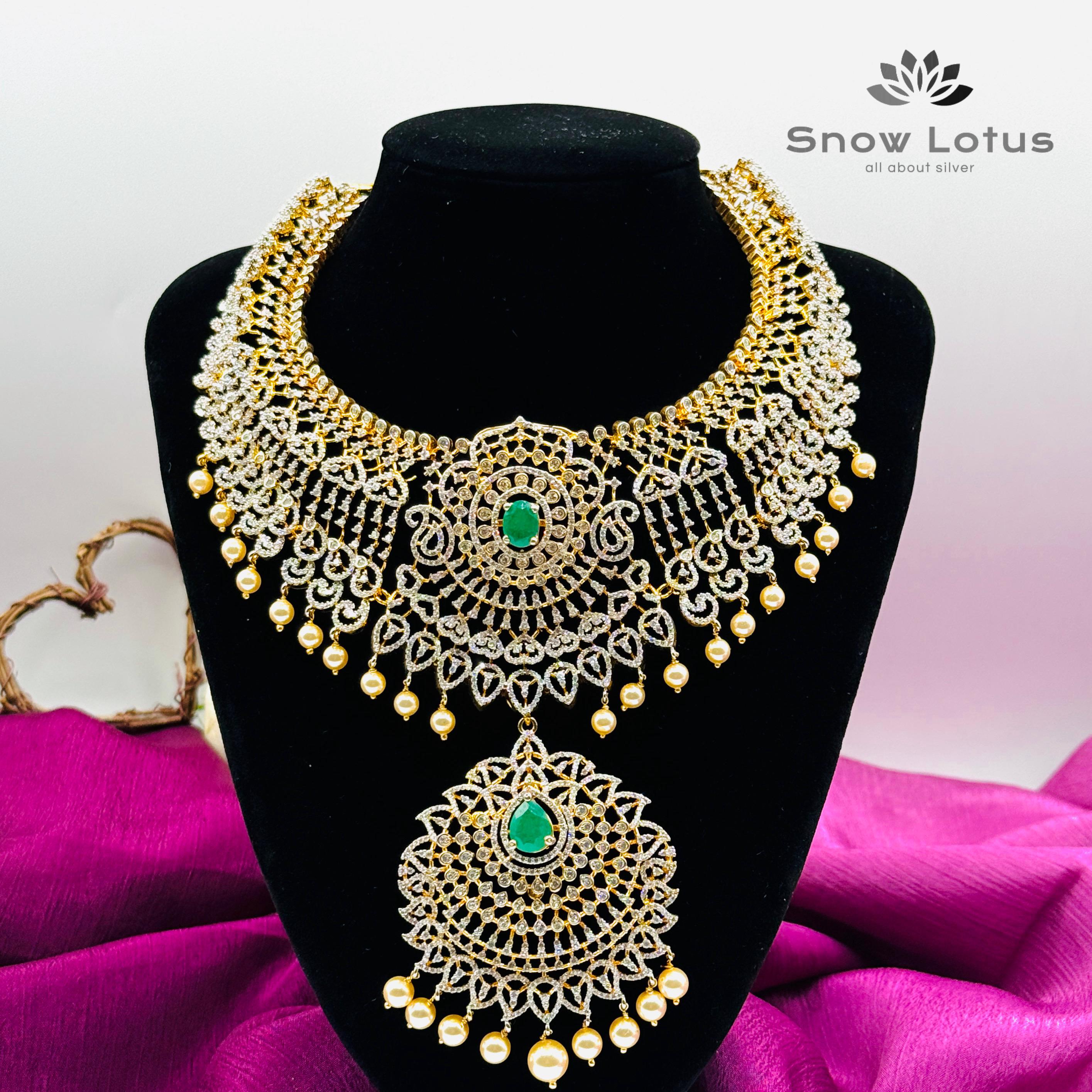 Greeny Shimmering Short Neckpiece