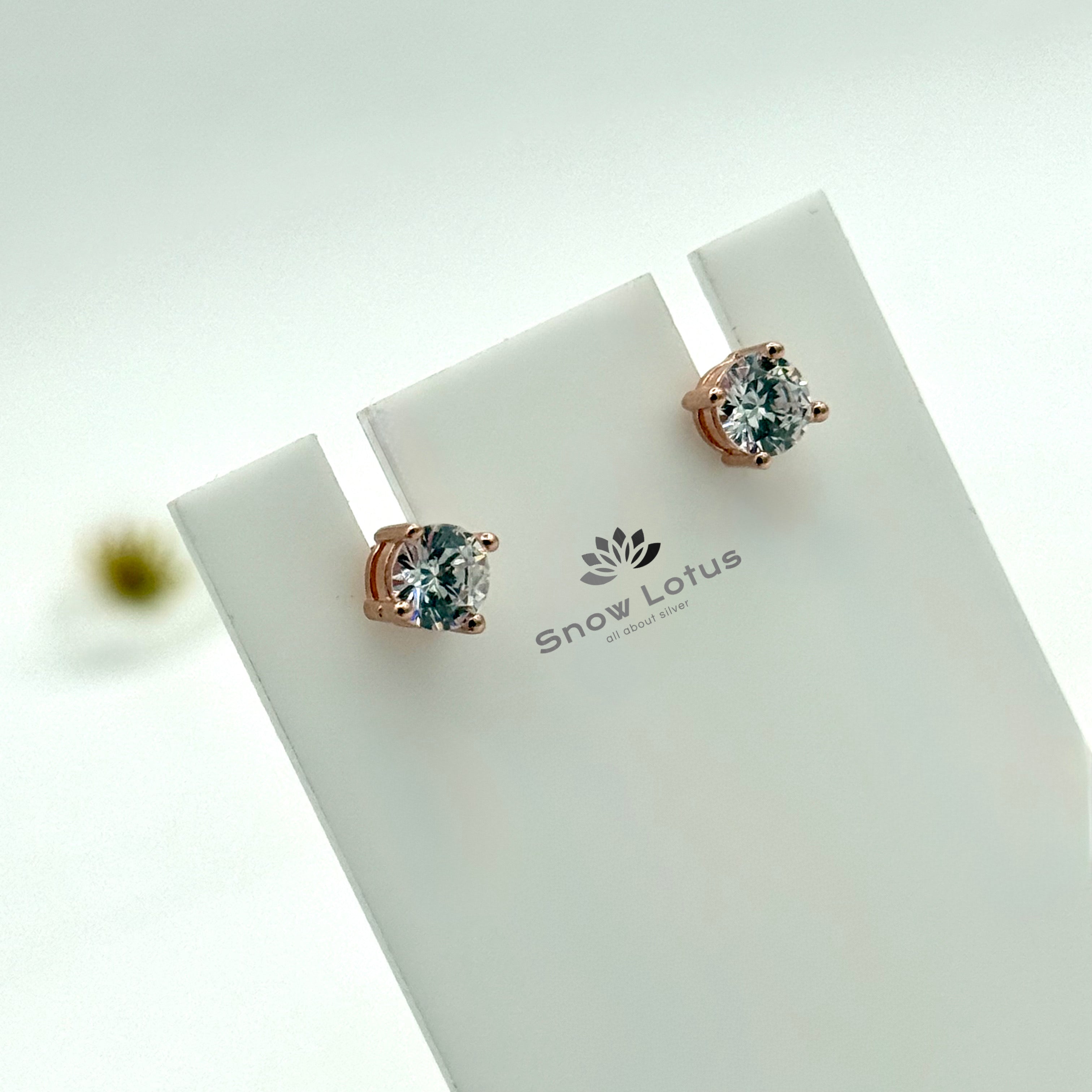 Solataire Studs