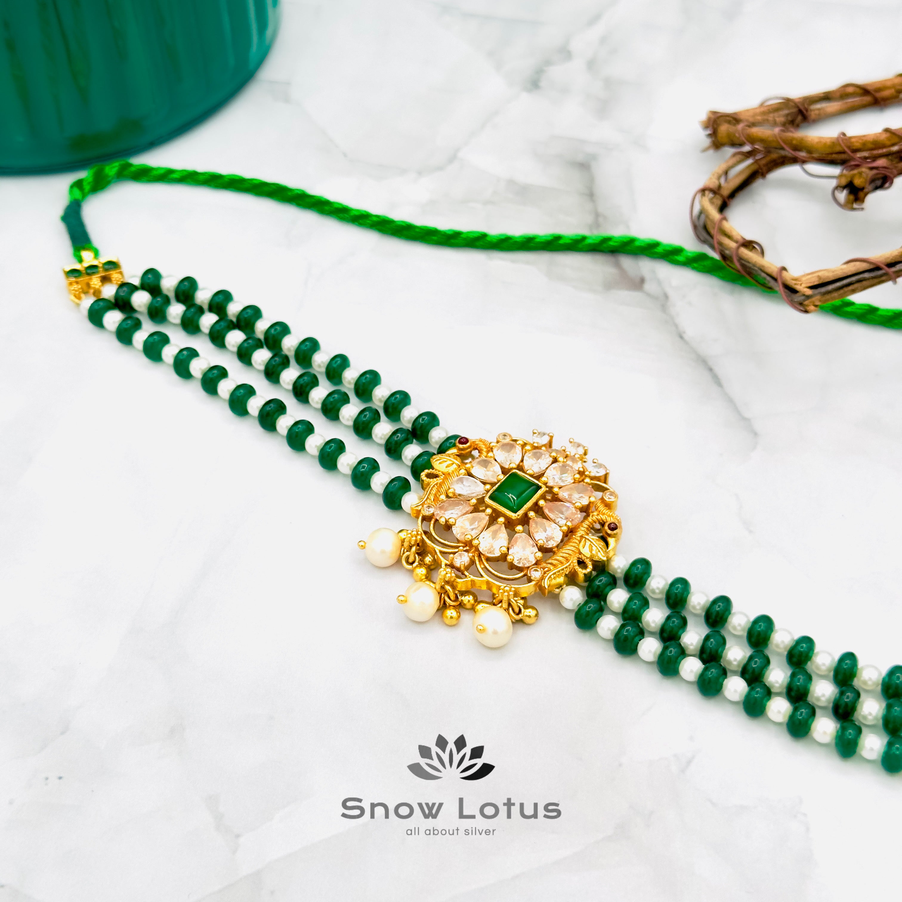 Green high fashion choker