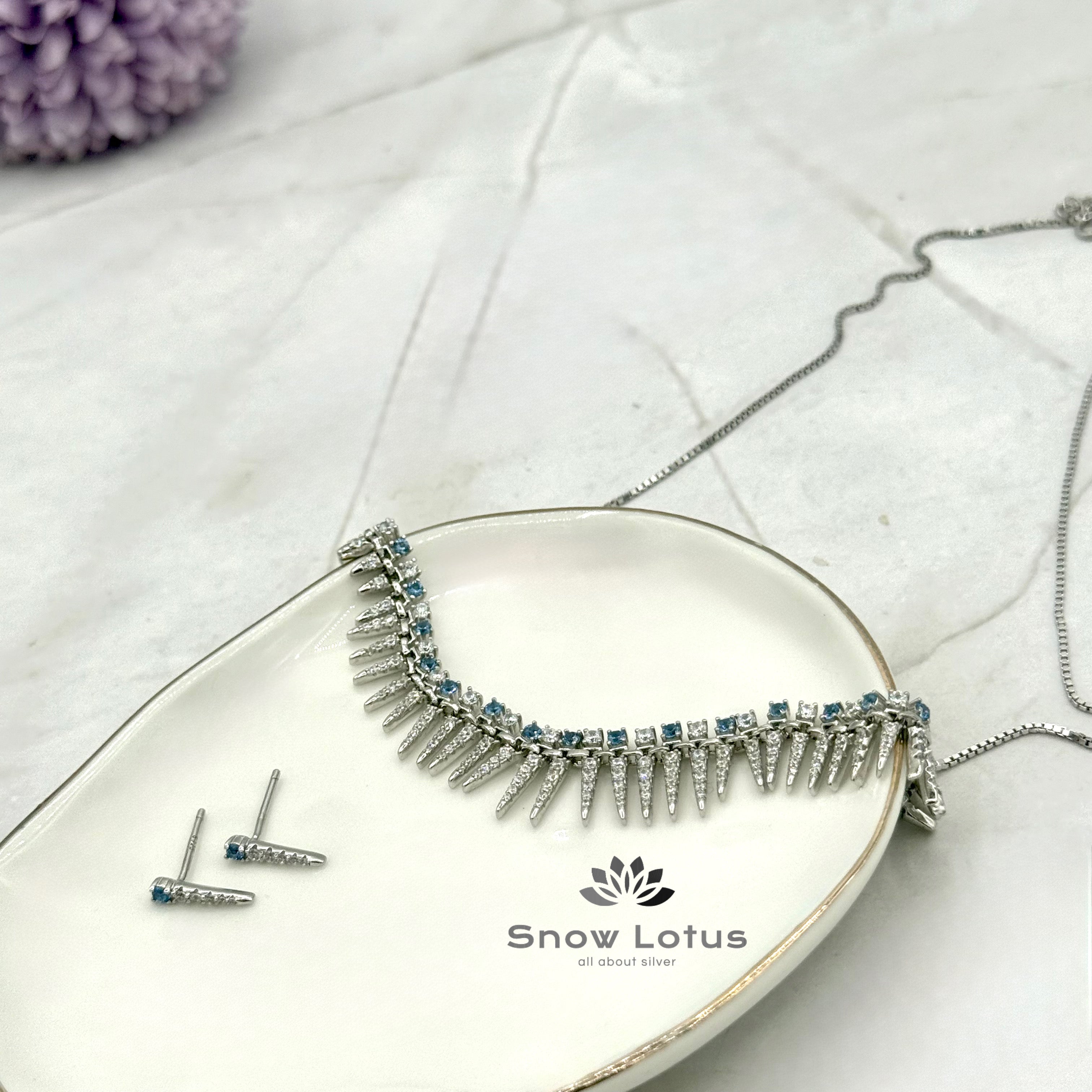 Gorgeous Short Neckpiece with Earrings