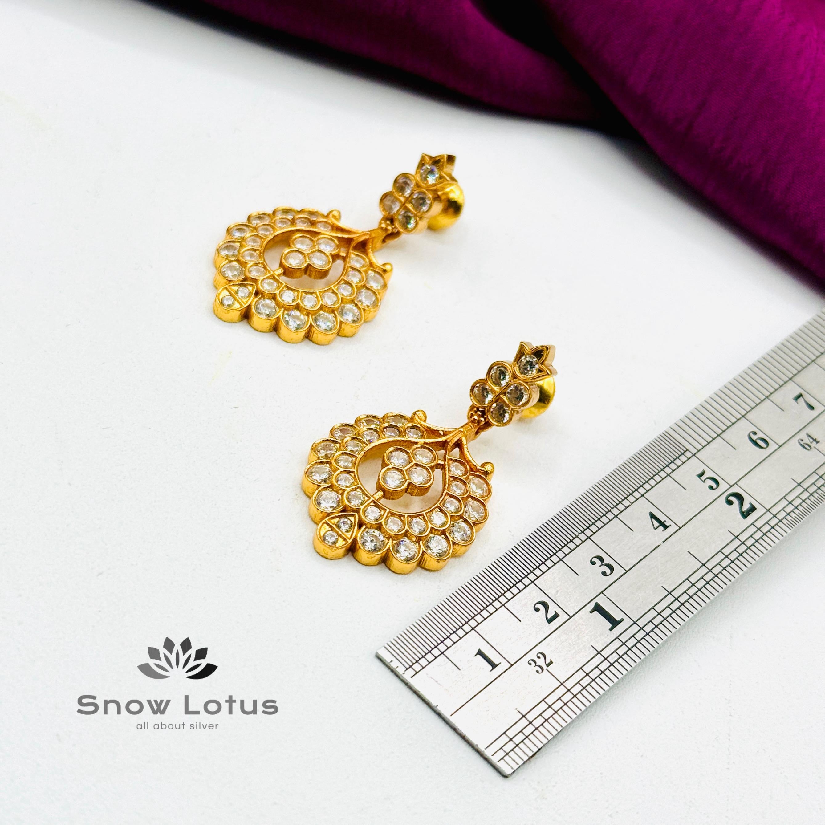 Sparkling White Neckpiece With Earrings