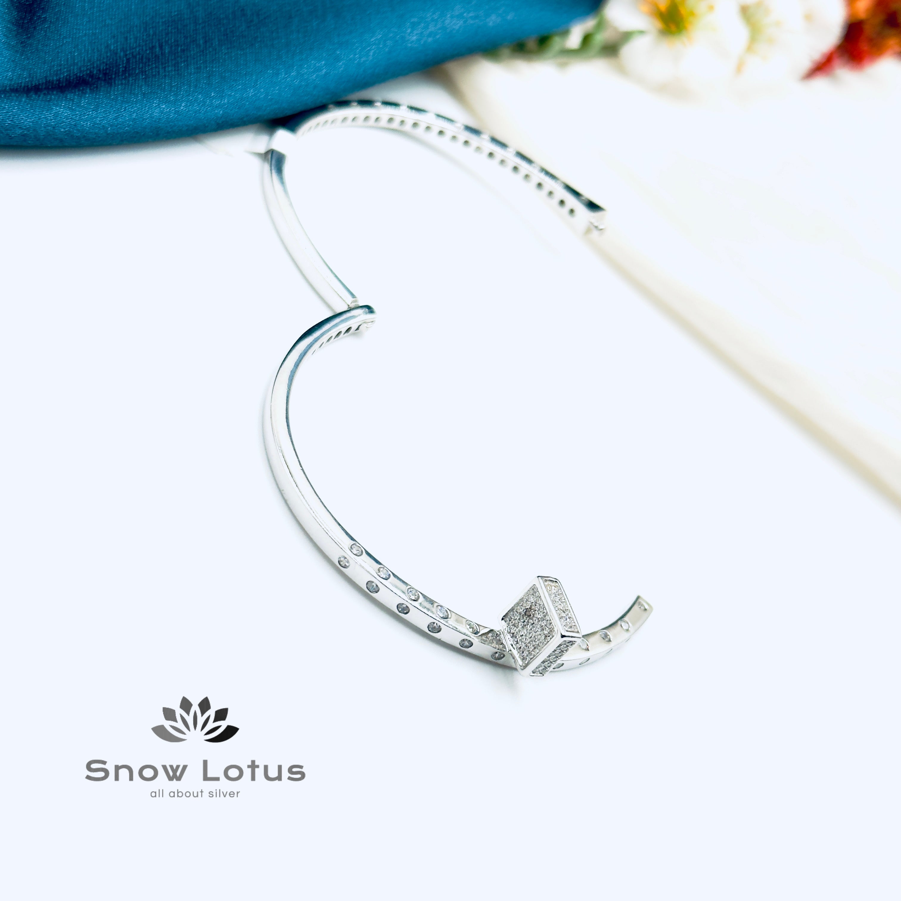 Dotted Zircon Stones Single Openable Kada